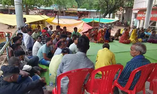 रूद्री पुलिस ने गंगरेल मंदिर परिसर में दुकानदारों को किया जागरूक