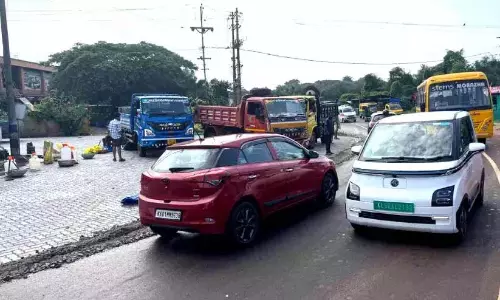Kerala : बिना किसी चेतावनी के इंटरलॉकिंग, लोग फंसे Kerala : बिना किसी चेतावनी के इंटरलॉकिंग, लोग फंसे