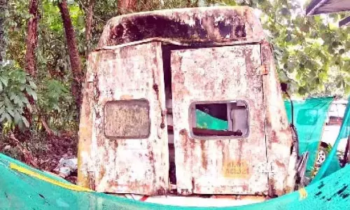 Kerala : सामान्य अस्पताल में केवल एक एम्बुलेंस, रात में कोई सेवा नहीं Kerala : सामान्य अस्पताल में केवल एक एम्बुलेंस, रात में कोई सेवा नहीं