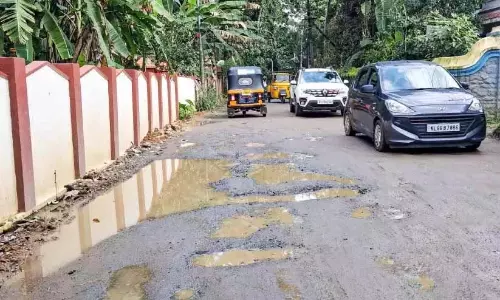 Kerala : सड़क पर गड्ढे में गिरने से एक और हादसा, दो लोग घायल