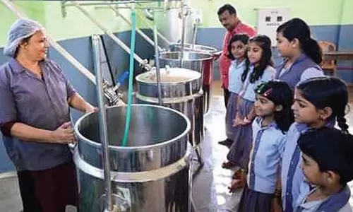 Andhra : निगम हाई स्कूल में अब बच्चों को मिलेगा हाई-टेक खाना Andhra : निगम हाई स्कूल में अब बच्चों को मिलेगा हाई-टेक खाना