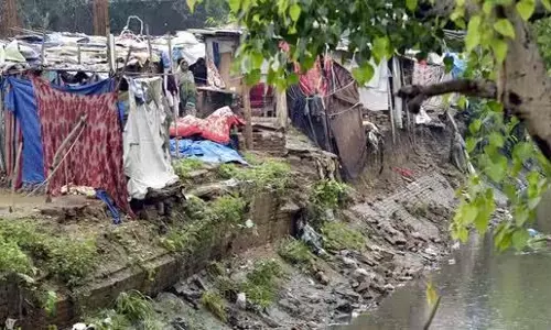 Ghaziabad : बारिश के दौरान दीवार गिरने से महिला नाले में डूबी