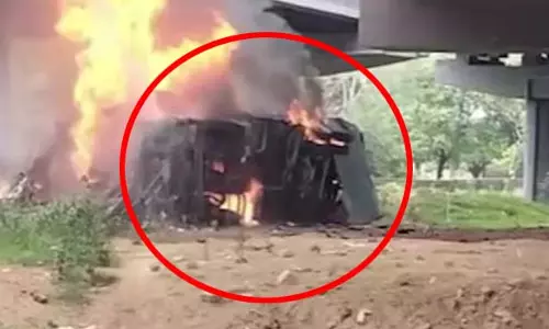 पुल से गिरे ट्रक में लगी आग, दहला देने वाला मंजर... पुल से गिरे ट्रक में लगी आग, दहला देने वाला मंजर...