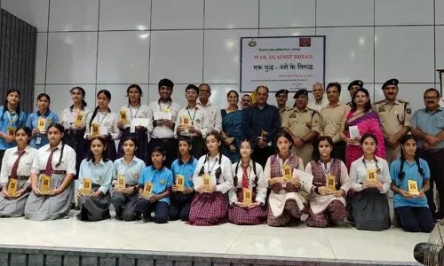 Hamirpur: पुलिस द्वारा ड्रग्स के खिलाफ युद्ध के दूसरे चरण की शुरुआत में छात्र भी शामिल हुए