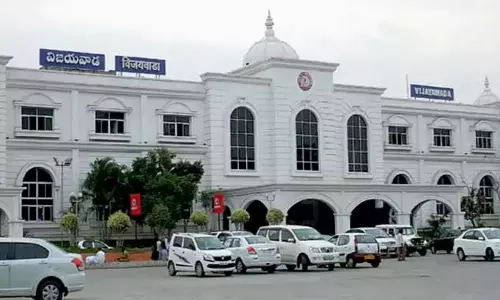 Vijayawada : कोरोमंडल एक्सप्रेस पर पुलिस की जांच गांजा चॉकलेट जब्त Vijayawada : कोरोमंडल एक्सप्रेस पर पुलिस की जांच गांजा चॉकलेट जब्त