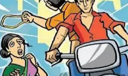 बाइकर्स ने सोने की चेन उड़ाए, फर्राटे मारते हुए फरार
