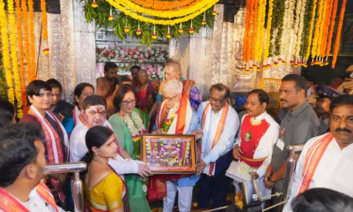 Bonalu समारोह: राज्यपाल दंपत्ति ने श्री उज्जैनी महांकाली मंदिर में विशेष प्रार्थना की Bonalu समारोह: राज्यपाल दंपत्ति ने श्री उज्जैनी महांकाली मंदिर में विशेष प्रार्थना की