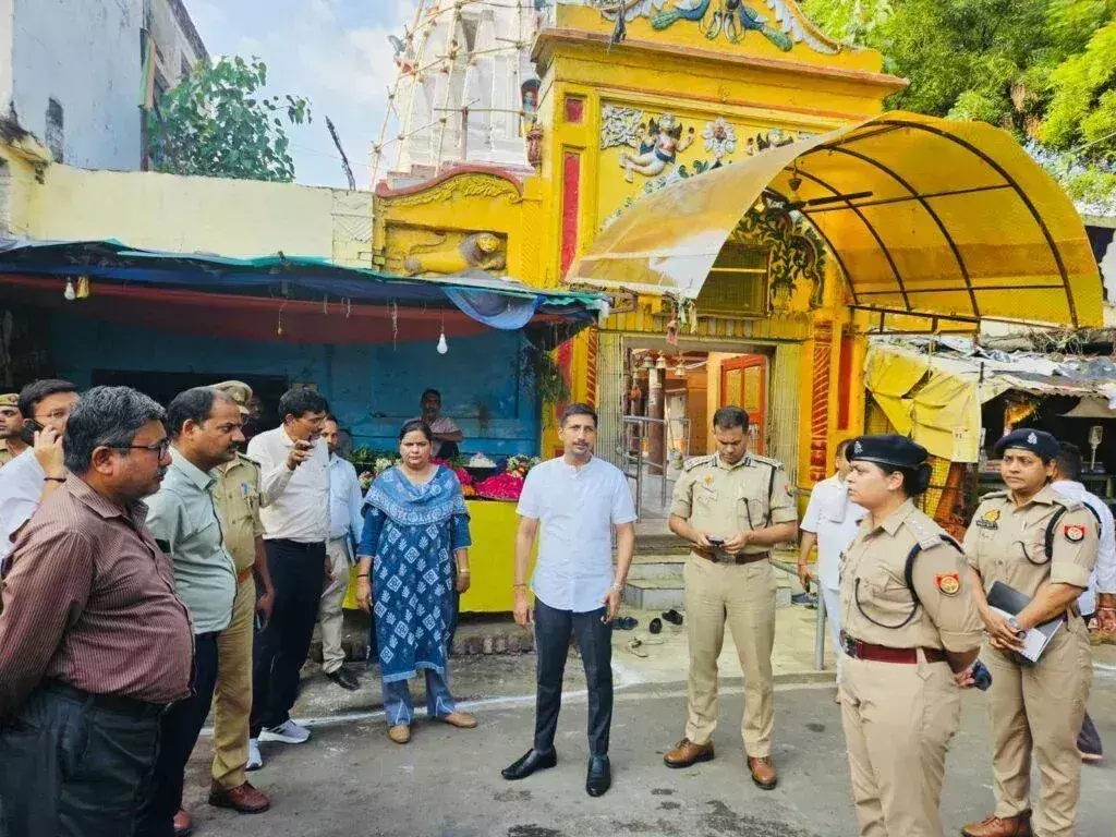 Lucknow: मनकामेश्वर मंदिर पहुंचे डीएम व संयुक्त पुलिस आयुक्त