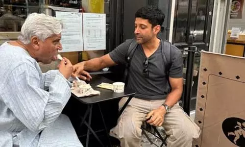 आइसक्रीम का लुत्फ उठाते दिखे जावेद और फरहान, शबाना बोलीं- छुट्टियों में सब चलता है आइसक्रीम का लुत्फ उठाते दिखे जावेद और फरहान, शबाना बोलीं- छुट्टियों में सब चलता है