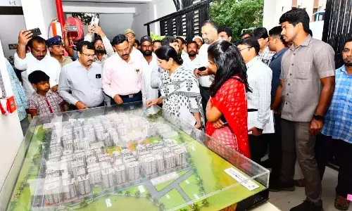 PMO अधिकारी ने और 2BHK घरों का निरीक्षण किया PMO अधिकारी ने और 2BHK घरों का निरीक्षण किया
