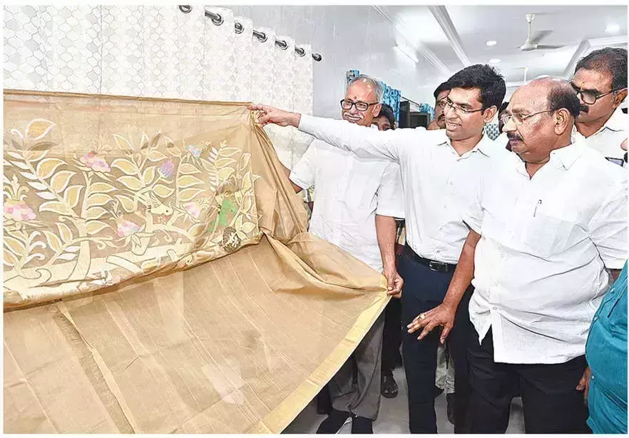 Andhra: संत कबीर पुरस्कार विजेता श्रीनिवासुलु जिले के लिए वरदान हैं: कलेक्टर