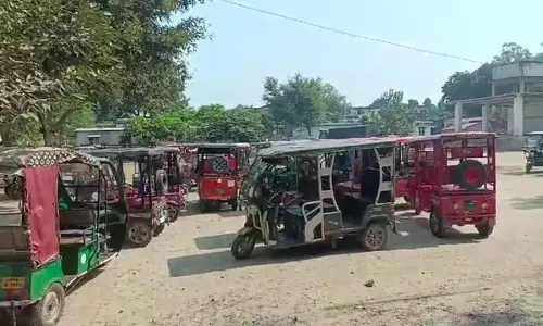 Farrukhabad: ई-रिक्शा चालकों की मनमानी, नियमों की उड़ाई धज्जियां Farrukhabad: ई-रिक्शा चालकों की मनमानी, नियमों की उड़ाई धज्जियां