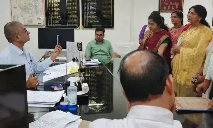 Farrukhabad: जर्जर पुल बना हादसों की वजह, डीएम को सौंपा गया ज्ञापन Farrukhabad: जर्जर पुल बना हादसों की वजह, डीएम को सौंपा गया ज्ञापन