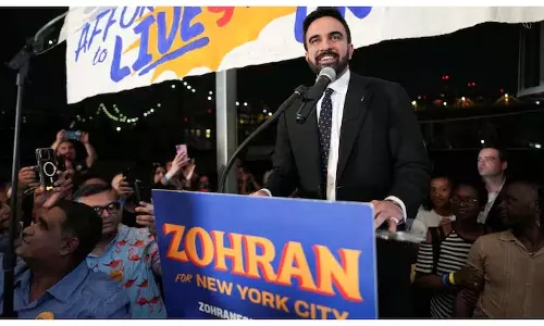 New York के सबसे अमीर दानदाता ज़ोहरान ममदानी को रोकने के लिए क्यों संघर्ष कर रहे हैं?