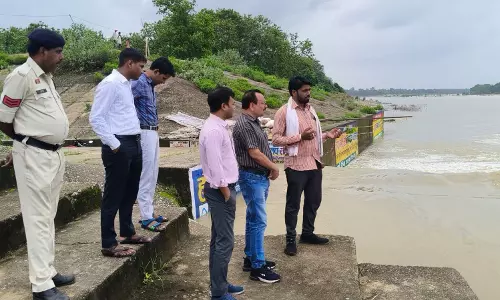 प्रशासन टीम नें बाढ़ संभावित क्षेत्रों का किया निरीक्षण, कर्मचारियों को अलर्ट रहने के निर्देश प्रशासन टीम नें बाढ़ संभावित क्षेत्रों का किया निरीक्षण, कर्मचारियों को अलर्ट रहने के निर्देश