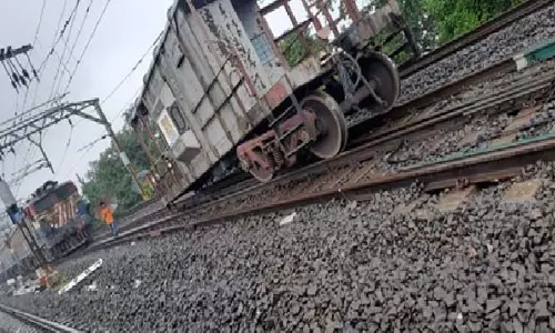 मुंबई के पास मालगाड़ी पटरी से उतरी, लंबी दूरी की ट्रेनें प्रभावित
