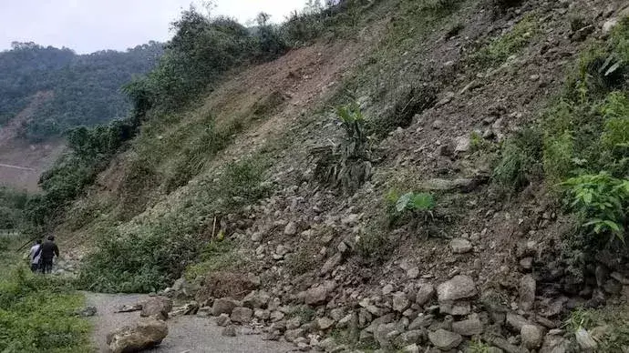 Sikkim के युकसोम में लगातार बारिश से भूस्खलन, पुल नष्ट और प्रमुख मार्ग बंद Sikkim के युकसोम में लगातार बारिश से भूस्खलन, पुल नष्ट और प्रमुख मार्ग बंद