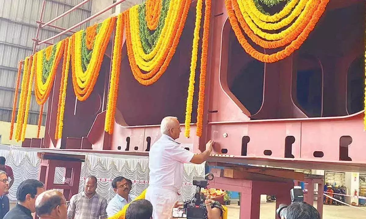 Andhra: नौसेना की जरूरतों को पूरा करने में HSL आगे Andhra: नौसेना की जरूरतों को पूरा करने में HSL आगे