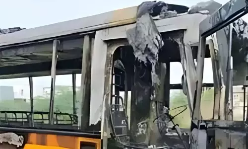 Telangana: अमीनपुर में स्कूल बस में लगी आग
