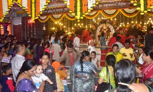 Guru Purnima: गुरु और ईश्वर की याद में डूबे लोग
