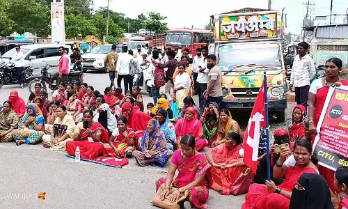 Karnataka : आंगनवाड़ी कार्यकर्ताओं ने सड़क जाम किया