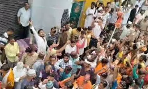 Bareilly : भाईचारे की तस्वीर, मुस्लिम समुदाय ने कांवड़ियों पर बरसाए पुष्प Bareilly : भाईचारे की तस्वीर, मुस्लिम समुदाय ने कांवड़ियों पर बरसाए पुष्प
