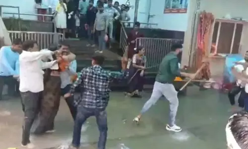 खाटू श्याम मंदिर में श्रद्धालुओं और दुकानदारों के बीच मारपीट, पुलिस ने चार को किया गिरफ्तार खाटू श्याम मंदिर में श्रद्धालुओं और दुकानदारों के बीच मारपीट, पुलिस ने चार को किया गिरफ्तार