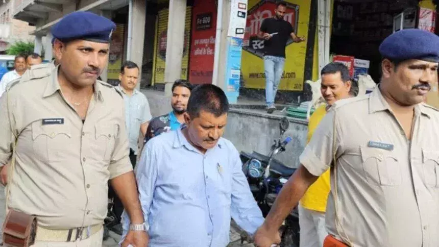 Giridih: म्यूटेशन के नाम पर घूस लेते राजस्व कर्मी को एसीबी ने किया गिरफ्तार Giridih: म्यूटेशन के नाम पर घूस लेते राजस्व कर्मी को एसीबी ने किया गिरफ्तार