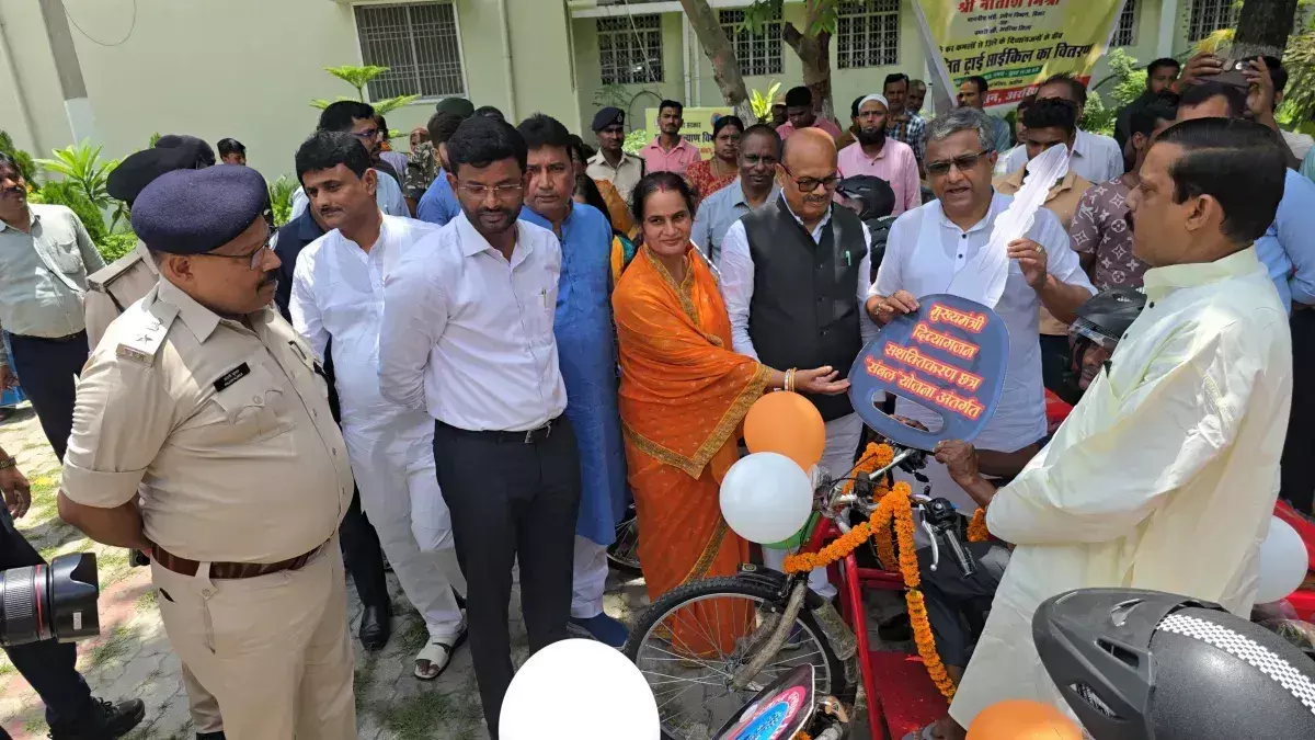 Araria: दिव्यांगजनों को मिली मोटर युक्त ट्राई साइकिलें