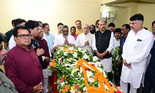 CM हेमंत सोरेन ने पूर्व मंत्री चंद्रशेखर दुबे को अर्पित की श्रद्धांजलि CM हेमंत सोरेन ने पूर्व मंत्री चंद्रशेखर दुबे को अर्पित की श्रद्धांजलि