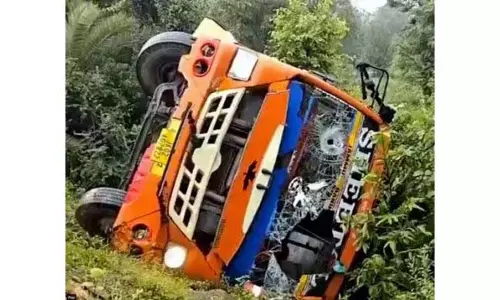 Jammu: बस पलटने से 10 यात्री घायल