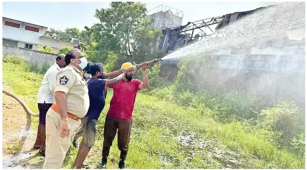 Andhra: गद्दा बनाने वाली इकाई में आग लग गई Andhra: गद्दा बनाने वाली इकाई में आग लग गई