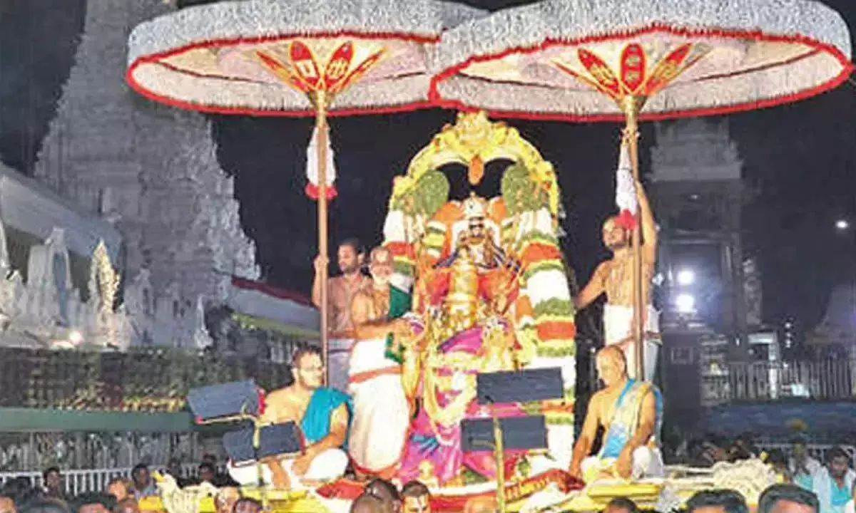 Andhra: भगवान मलयप्पा गरुड़ वाहनम पर सवार होते हैं Andhra: भगवान मलयप्पा गरुड़ वाहनम पर सवार होते हैं