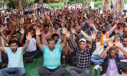 PDD के दैनिक वेतनभोगी कर्मचारियों का विरोध प्रदर्शन और भूख हड़ताल जारी