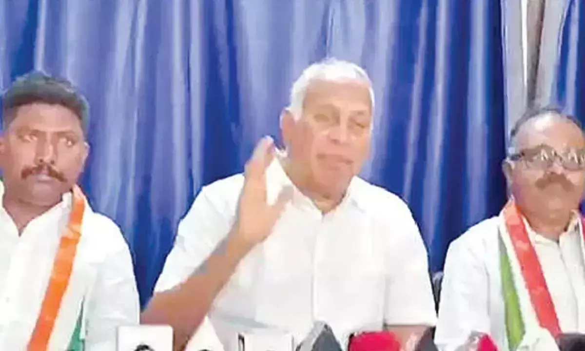 Andhra: कांग्रेस नेता ने बैंकों की ऋण माफी में अनियमितताओं का आरोप लगाया Andhra: कांग्रेस नेता ने बैंकों की ऋण माफी में अनियमितताओं का आरोप लगाया