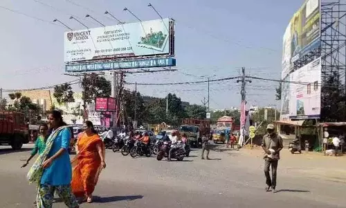 खतरनाक रूप से अनधिकृत प्रचार बोर्ड... नगर निगम के अधिकारी मामले की जांच कर रहे