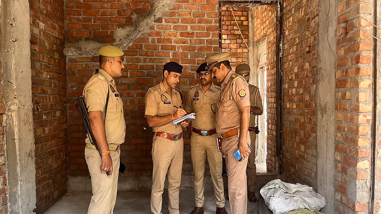 Firozabad: निर्माणाधीन दुकान की छत पर मिला 13 वर्षीय बच्चे का शव Firozabad: निर्माणाधीन दुकान की छत पर मिला 13 वर्षीय बच्चे का शव
