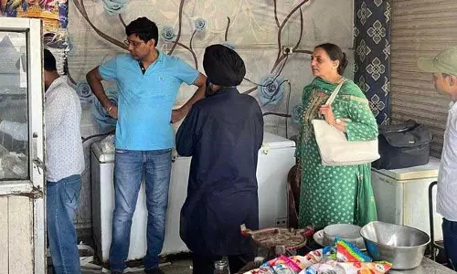 Ludhiana शहर में खाद्य सुरक्षा टीम ने खाद्य पदार्थों में मिलावट के खिलाफ कार्रवाई की Ludhiana शहर में खाद्य सुरक्षा टीम ने खाद्य पदार्थों में मिलावट के खिलाफ कार्रवाई की