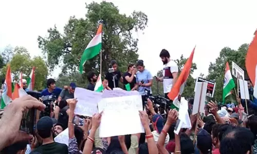 तिवा के छात्रों ने मांगों को लेकर NH27 जाम किया तिवा के छात्रों ने मांगों को लेकर NH27 जाम किया