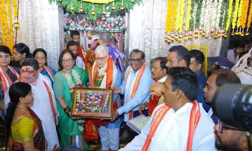 राज्यपाल दम्पत्ति ने उज्जैन की महाकाली अम्मावरु को बोनम अर्पित किया राज्यपाल दम्पत्ति ने उज्जैन की महाकाली अम्मावरु को बोनम अर्पित किया
