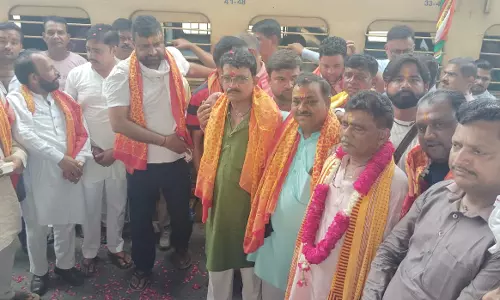 Bareilly: ओंकारेश्वर जा रहे कांवड़ियों को किया सम्मानित Bareilly: ओंकारेश्वर जा रहे कांवड़ियों को किया सम्मानित