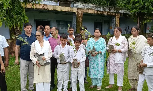 Bareilly: कॉलेज परिसर में प्रधानाचार्य और अभिभावकों का पौधारोपण Bareilly: कॉलेज परिसर में प्रधानाचार्य और अभिभावकों का पौधारोपण