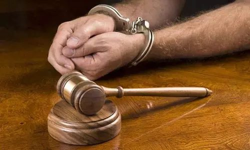 Bareilly: पुलिस कस्टडी से भागा आरोपी, कोर्ट में आत्मसमर्पण Bareilly: पुलिस कस्टडी से भागा आरोपी, कोर्ट में आत्मसमर्पण