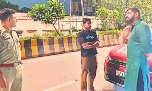 Bareilly: सड़क पर हुक्का पार्टी, पुलिस ने काटा भारी चालान Bareilly: सड़क पर हुक्का पार्टी, पुलिस ने काटा भारी चालान