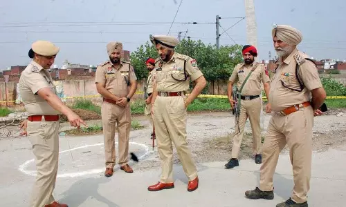 Amritsar पुलिस मुठभेड़ में ड्रग तस्कर घायल, दो पिस्तौल जब्त Amritsar पुलिस मुठभेड़ में ड्रग तस्कर घायल, दो पिस्तौल जब्त
