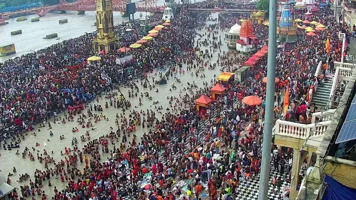 Dehradun: हरिद्वार में गंगा जल भरने पहुंचे हजारों कांवड़िए Dehradun: हरिद्वार में गंगा जल भरने पहुंचे हजारों कांवड़िए