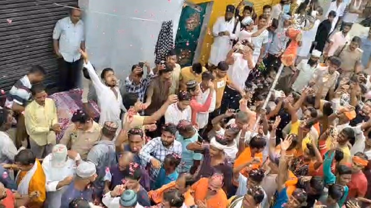 Bareilly: कांवड़ियों पर मुस्लिम समुदाय ने बरसाए फूल