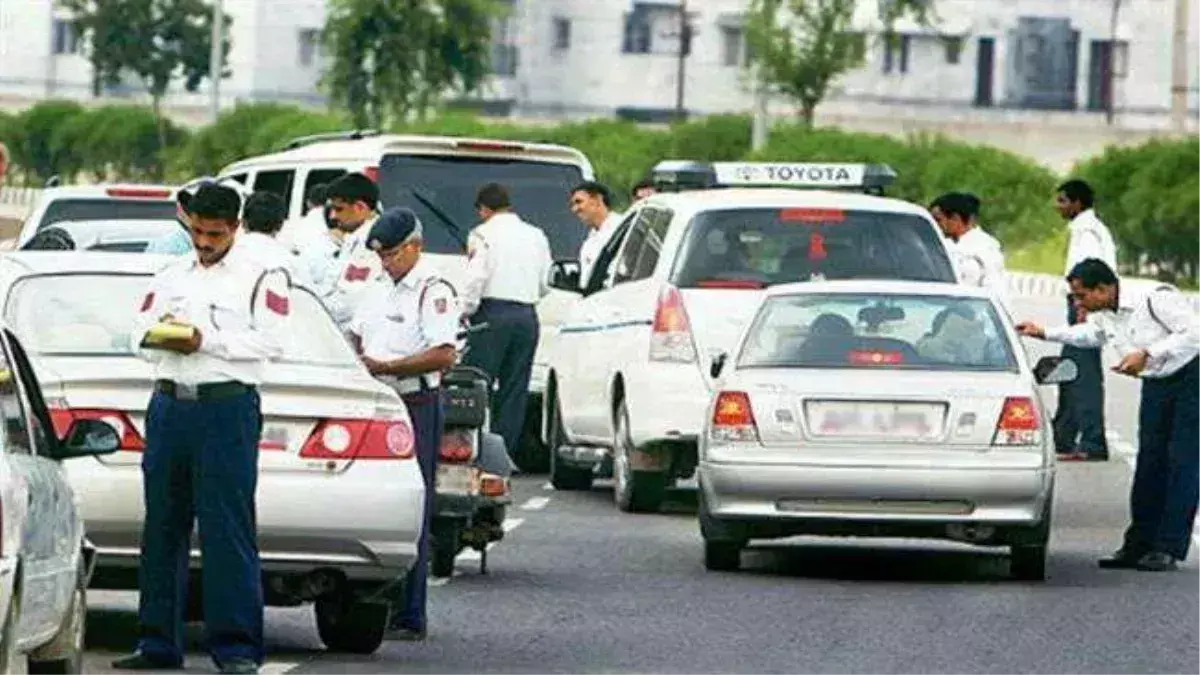 Lucknow: सफेद प्लेट पर चलने वाले वाहनों पर आरटीओ की नजर Lucknow: सफेद प्लेट पर चलने वाले वाहनों पर आरटीओ की नजर