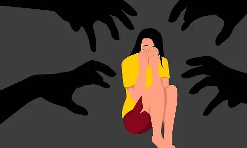 नाबालिग लड़की को ब्लैकमेल कर दिन-प्रतिदिन बलात्कार का आरोप