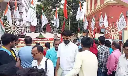मेदिनीपुर कॉलेज में छात्रों के प्रवेश को लेकर SFI-TMCP में झगड़ा मेदिनीपुर कॉलेज में छात्रों के प्रवेश को लेकर SFI-TMCP में झगड़ा